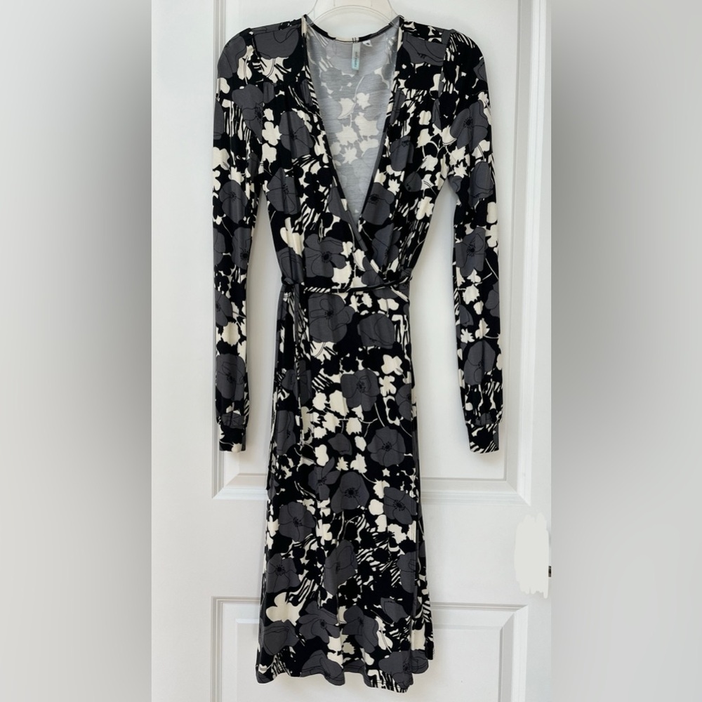 Campaigne Black + White Floral Wrap Dress with Long Sleeves Tie Waist - Small